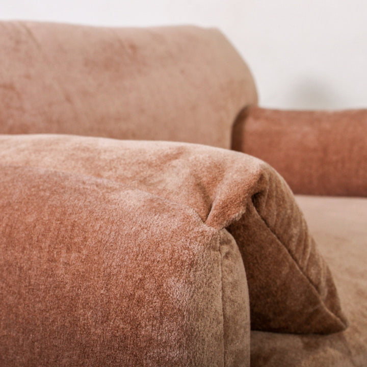 Alfie Single Seater Chai With soft lines and rich textures, our Alfie Single Seater in Chai Velvet is a gentle, sculptural piece designed to ground your space. As part of the Tender Forms collection, it embraces a cocoon-like silhouette, fold-over armrest