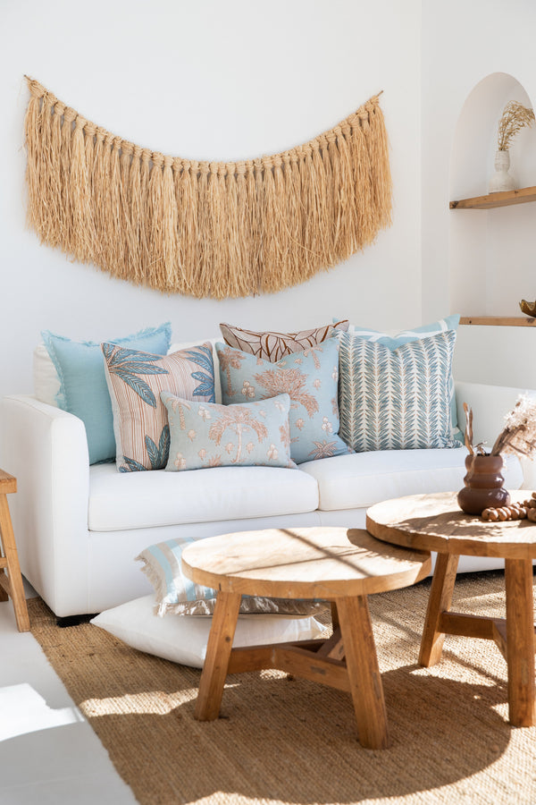 Linen Antibes Sky Blue 50x50 - Embroidered Luxury Discover the Linen Antibes Sky Blue 50x50, crafted from 100% linen with elegant embroidery and frayed edging for a touch of sophistication.