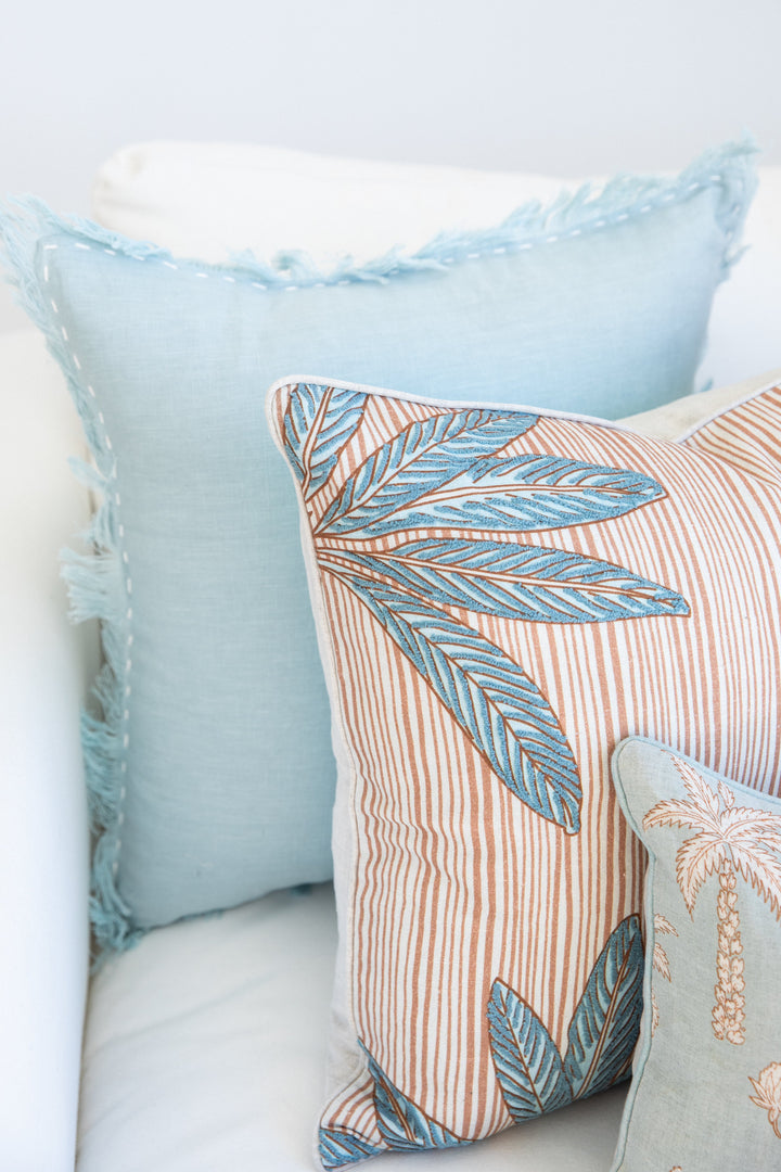 Linen Antibes Sky Blue 50x50 - Embroidered Luxury Discover the Linen Antibes Sky Blue 50x50, crafted from 100% linen with elegant embroidery and frayed edging for a touch of sophistication.