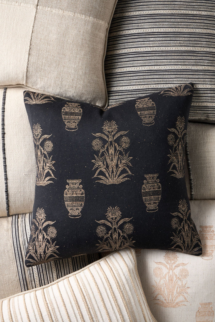 Amara Classica Duo 50x50 - Embroidered Linen Shop Amara Classica Duo 50x50. Made of 100% linen with an elegant embroidered design and knife edge for a luxurious touch.