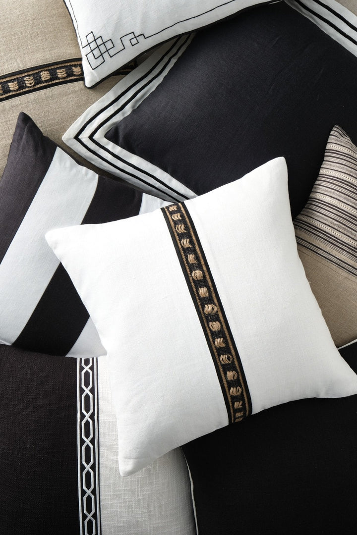 Amara Classica Duo 50x50 - Embroidered Linen Shop Amara Classica Duo 50x50. Made of 100% linen with an elegant embroidered design and knife edge for a luxurious touch.