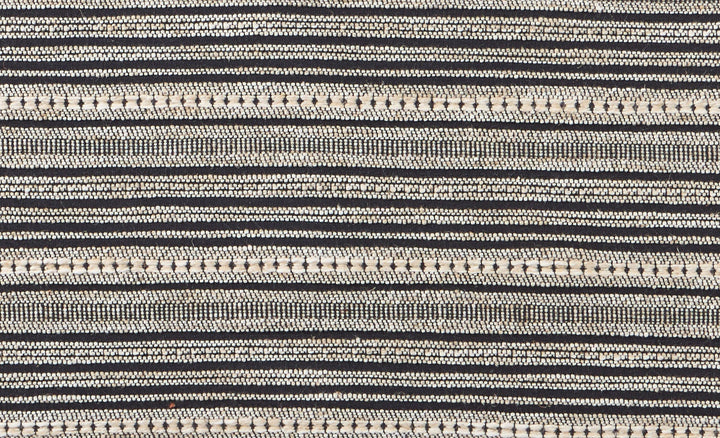 Amara Classica Duo 50x50 - Embroidered Linen Shop Amara Classica Duo 50x50. Made of 100% linen with an elegant embroidered design and knife edge for a luxurious touch.