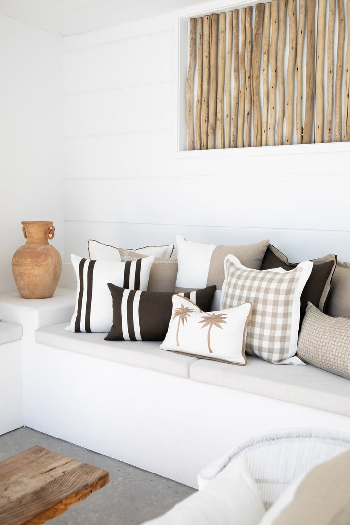 Linen Palma Stripes 35x60 - Premium 100% Linen Discover the Linen Palma Stripes 35x60, crafted from 100% linen with a stylish knife edge for a chic look.