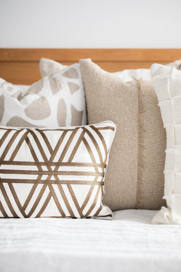 Linen Shellona 50x50 - Luxury 100% Linen Cushion Explore the Linen Shellona 50x50 cushion featuring 100% linen and stunning velvet applique. Add elegance to your decor!