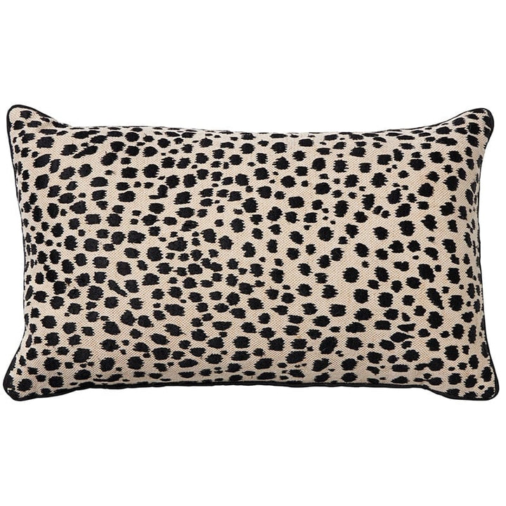 Serengeti 30x50 - Elegant Sand Cotton Design Discover the Serengeti 30x50 crafted from 100% sand cotton, featuring stunning black embroidery and elegant piping.