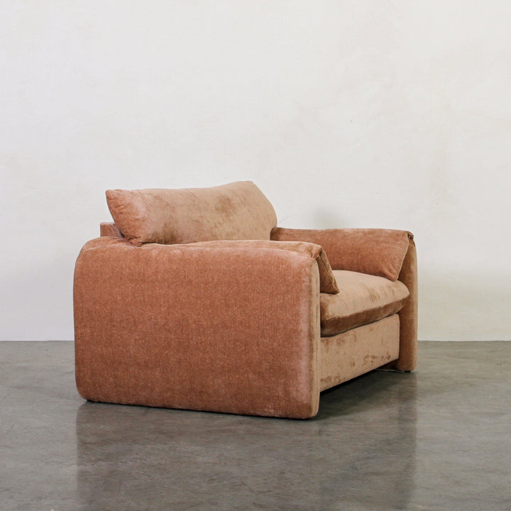 Alfie Single Seater Chai With soft lines and rich textures, our Alfie Single Seater in Chai Velvet is a gentle, sculptural piece designed to ground your space. As part of the Tender Forms collection, it embraces a cocoon-like silhouette, fold-over armrest