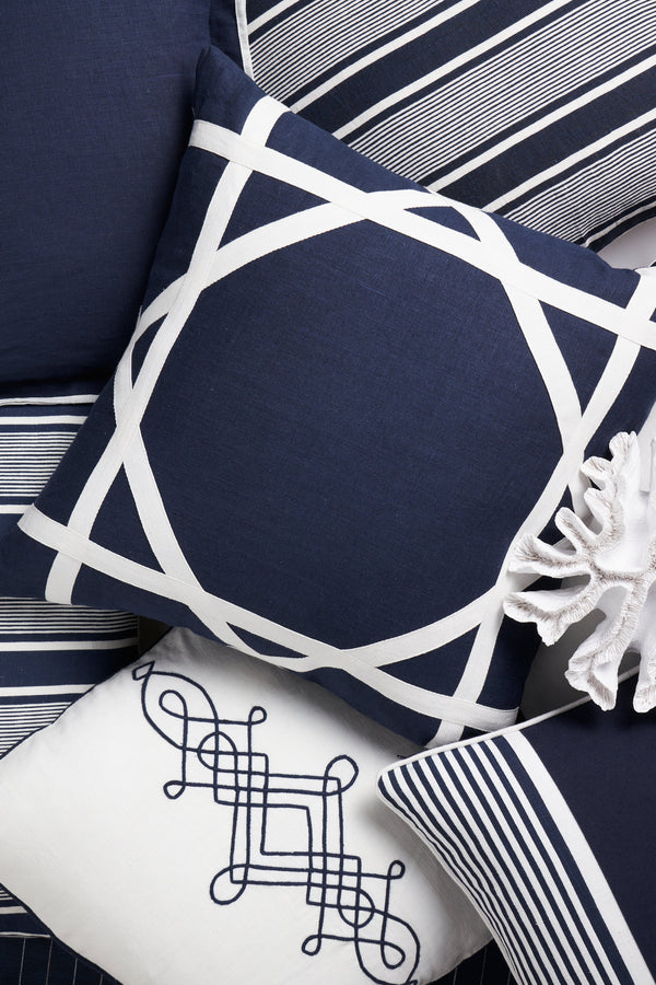 Linen Newport Navy 55x55 - 100% Linen Quality Discover the Linen Newport Navy 55x55 in 100% Linen with stylish applique. Perfect for elegant decor.