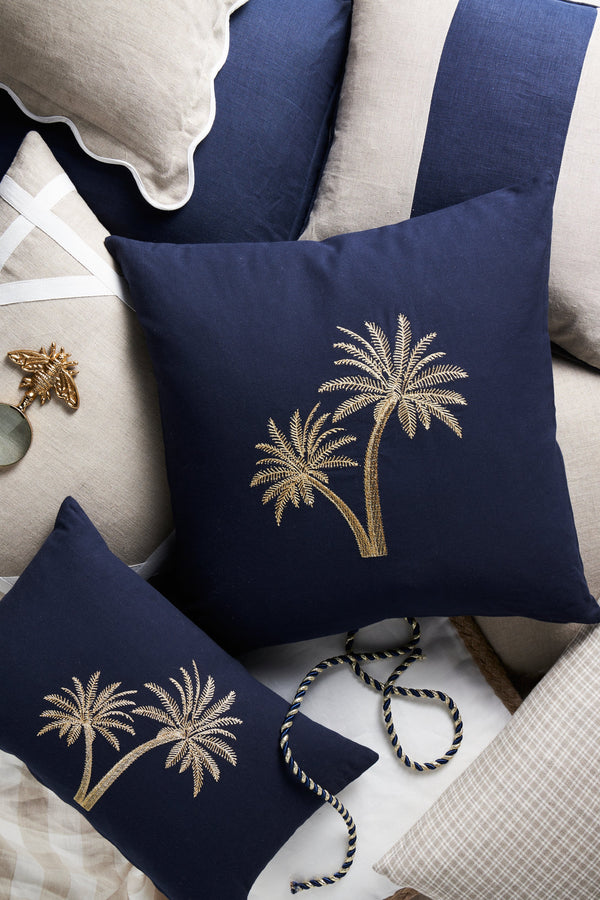 Royal Navy Palm 30x50 - 100% Cotton Embroidery Discover the Royal Navy Palm 30x50, crafted from 100% cotton with beautiful embroidered details and a stylish knife edge.