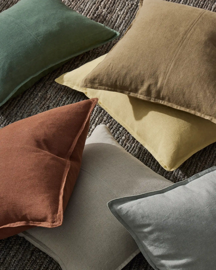 Como Tobacco Crafted from the highest quality European Linen sourced from France and Italy, our Como range is stonewashed for a luxuriously soft, vintage-feel.Como Tobacco is a refreshing, rich brown that will hold its own with plains and patterns.This pr