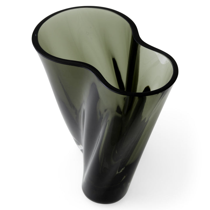 Aer Vase by Audo Copenhagen - Designer Gabriel Tan's appreciation of simplicity, sculptural beauty and functionality come together in the Aer Collection. The rippled, asymmetrical silhouette of the Aer Vase is perfect for admiring from afar and exploring