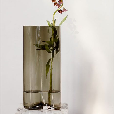 AUDO CPH (ex MENU) Aer Vase Tall, H49cm, Smoke by Audo Copenhagen - Embrace a touch of incredible beauty with AUDO CPH (ex MENU) Aer Vase Tall, inspired by the graceful motion of air. This stunning vase exudes sophistication and elegance in its design. Ch