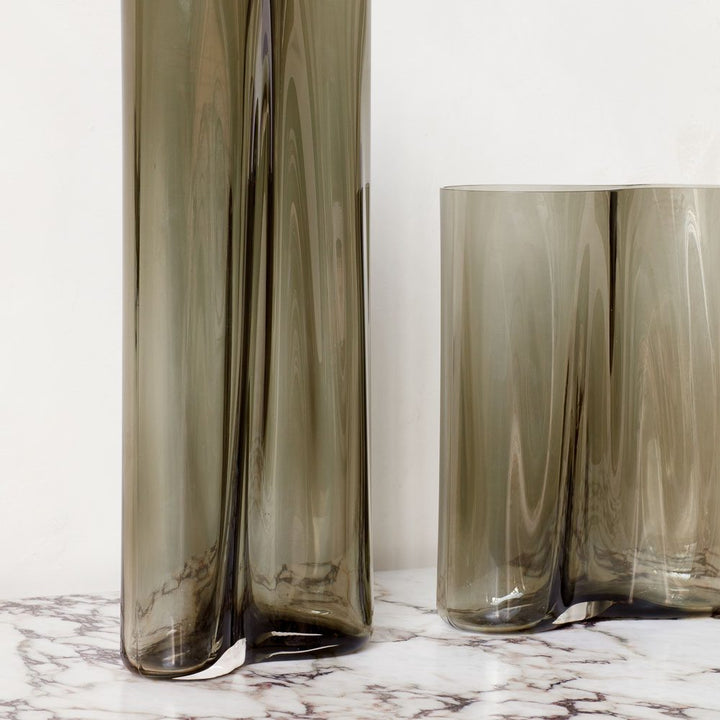 AUDO CPH (ex MENU) Aer Vase Tall, H49cm, Smoke by Audo Copenhagen - Embrace a touch of incredible beauty with AUDO CPH (ex MENU) Aer Vase Tall, inspired by the graceful motion of air. This stunning vase exudes sophistication and elegance in its design. Ch