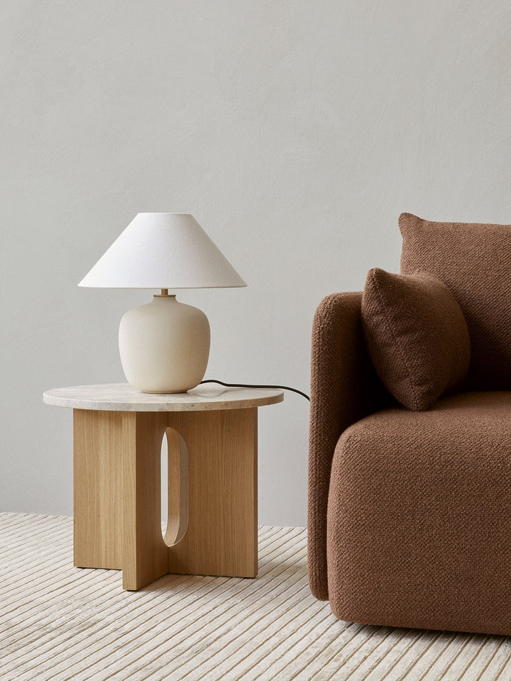 Audo CPH Androgyne Side Table, Ø50 cm Diameter by Audo Copenhagen - Introducing the Audo CPH Androgyne Side Table, expertly crafted to seamlessly blend both masculine and feminine elements. The tabletop is balanced atop a sturdy, level-legged base, availa