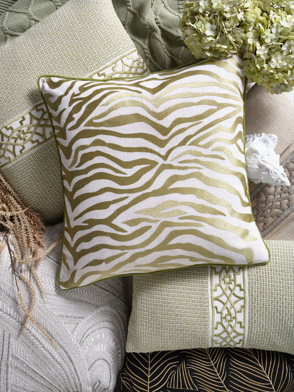 Wild Serengeti 50x50 - Embroidered Cotton Piping Explore the luxurious Wild Serengeti 50x50, crafted from 100% cotton with exquisite embroidery and stylish piping.