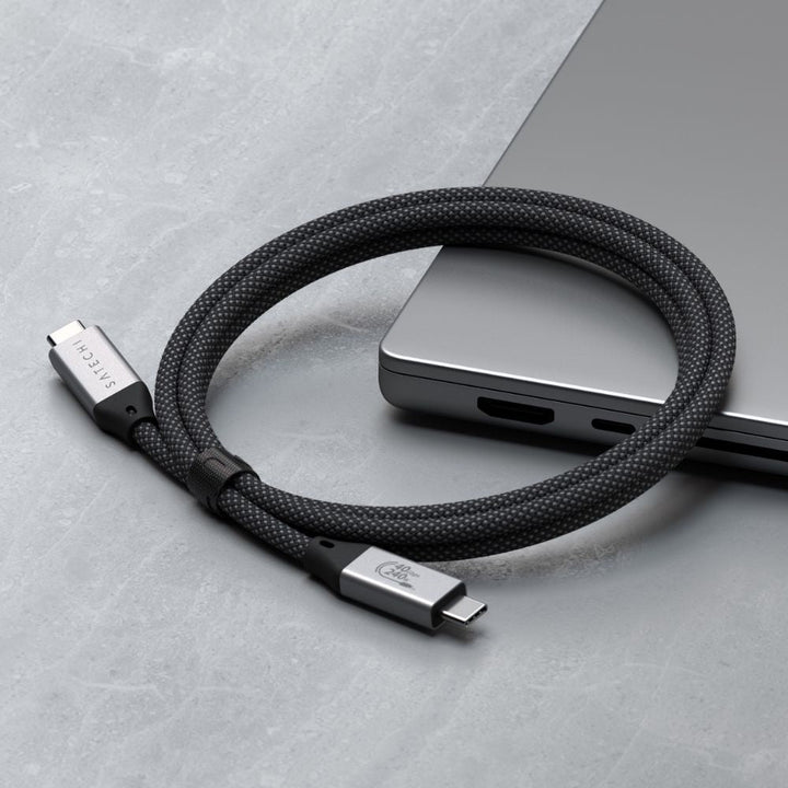 Satechi USB4 Pro Cable (1.2 m) Supercharge and transfer large data in seconds with the latest in USB technology – Satechi’s USB4 Pro Cable. Featuring a durable black braided design that coils without tangling, this powerful 1.2 metre USB4 cable supports 2