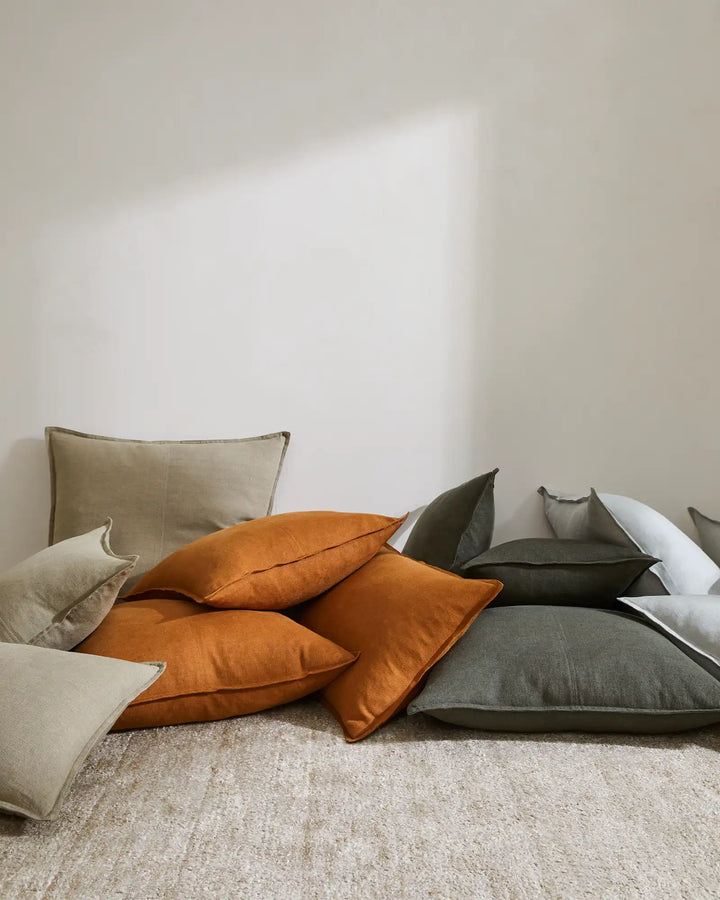 Como Spice Cushion - Premium Linen for Cozy Spaces Add warmth to your home with Como Spice, a premium stonewashed linen cushion in a burnt orange tone. Perfect for an autumnal touch!