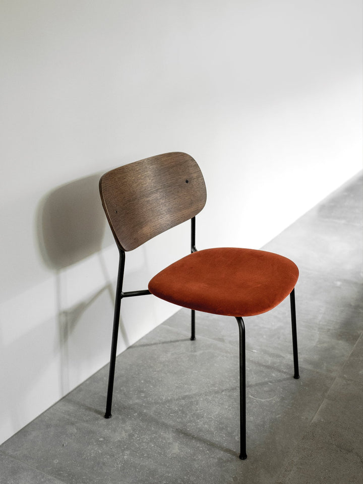 Co Dining Chair, upholstered seat, Black Frame by Audo Copenhagen - The Co Chair by The Office Group combines a lightweight profile and excellent seating comfort. It can stack up to 10 chairs compactly. With its contoured form and warm materials, this des
