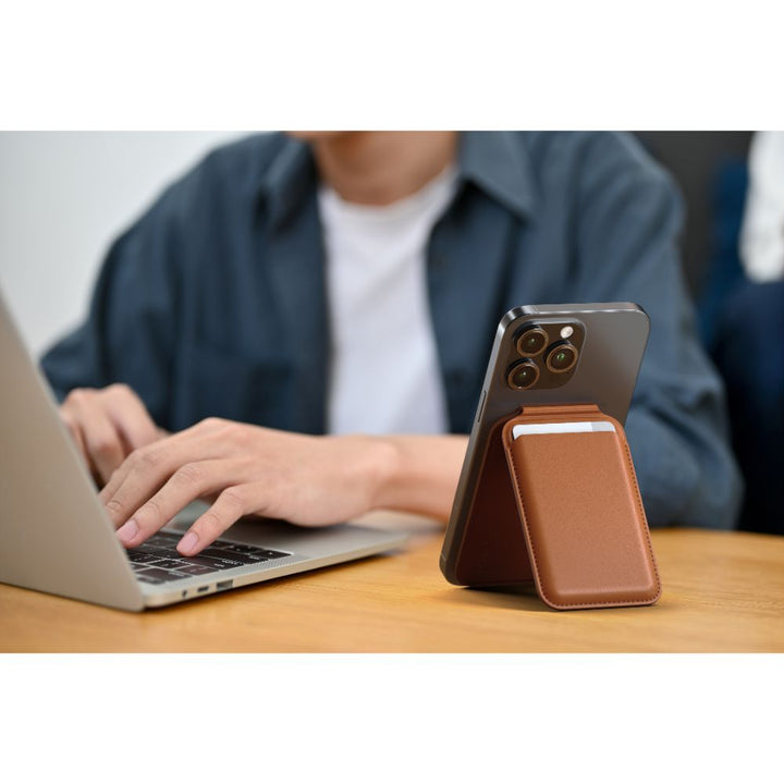 Satechi Magnetic Wallet Stand for iPhone The Satechi Vegan-Leather Magnetic Wallet Stand perfectly combines style, functionality, and sustainability – a powerful add-on accessory and the perfect companion for your everyday needs. Designed with MagSafe-com