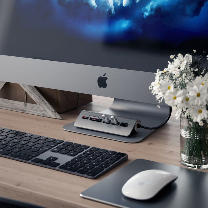 Satechi USB-C Combo Hub for Desktop The USB-C Combo Hub for Desktop allows you to connect all your standard USB devices to your USB-C smartphone, tablet or laptop. Whether it’s a USB thumb drive, external HDD or SD card, quickly transfer large files, down