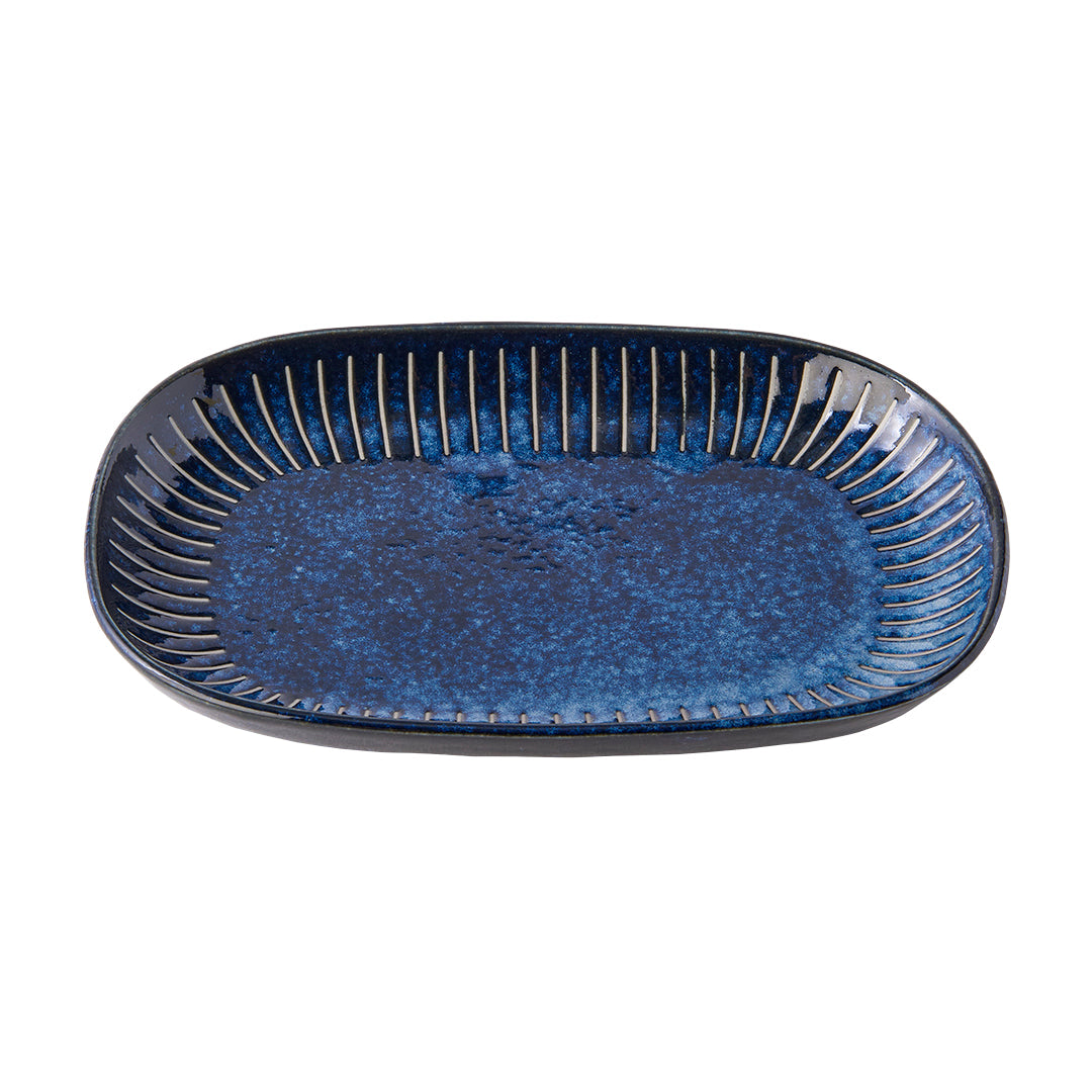 This-oval-plate-measures-19-x-13-cm-and-features-a-raised-rim-finished ...