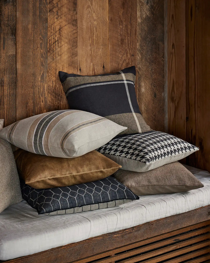 Dante Midnight Linen - Sophisticated Style Discover Dante Midnight: luxurious European linen with a warm onyx tone, perfect for timeless elegance in any setting.
