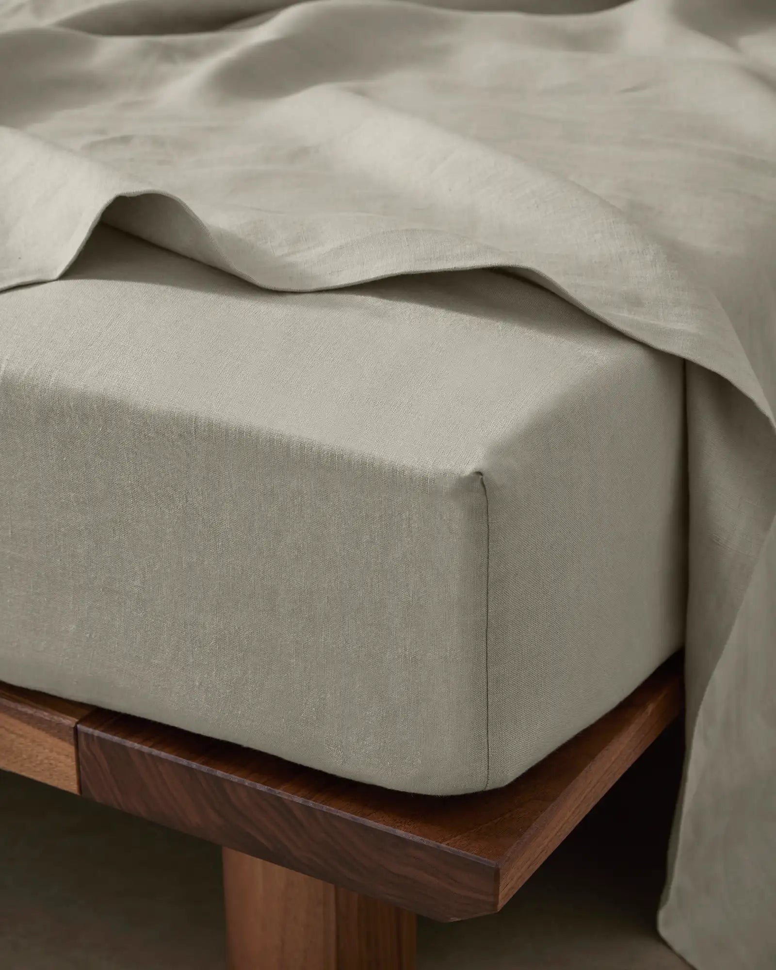 Ravello Fitted Sheet Bone – Luxurious Linen – BEON