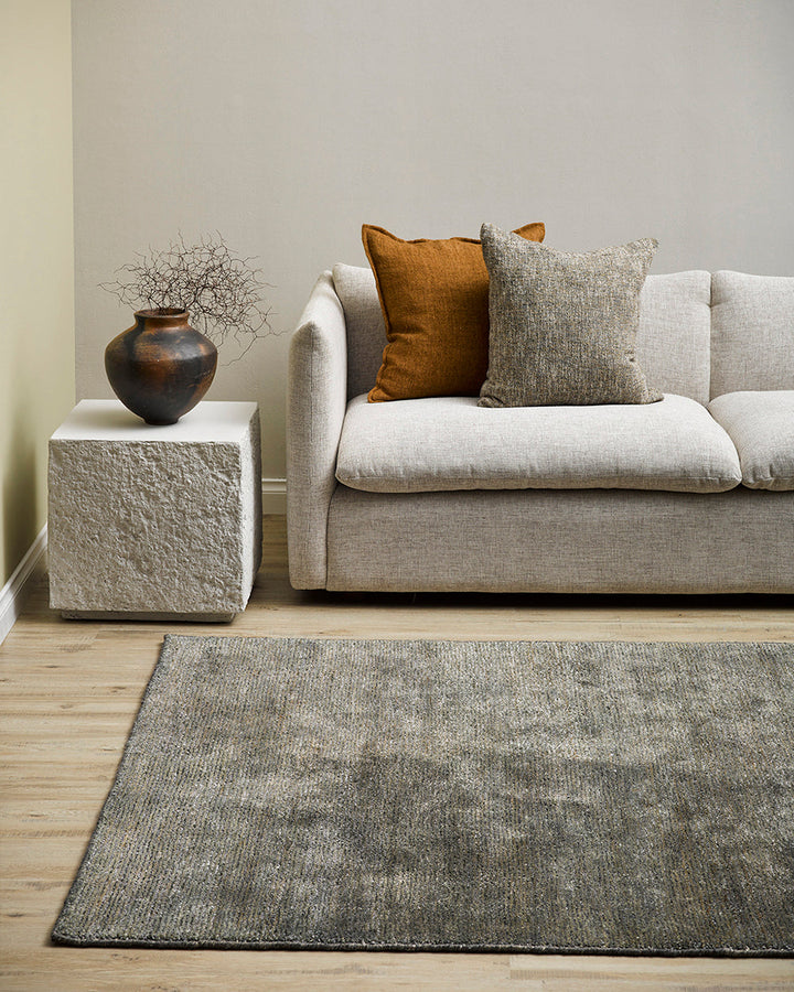 Anchorage Floor Rug Bring nature into your home with this handmade floor rug woven in natural fibres. A blend of bamboo silk and jute yarns gives the tufted surface subtle colour graduations, while the golden sand tone lays the foundation for a thoughtful