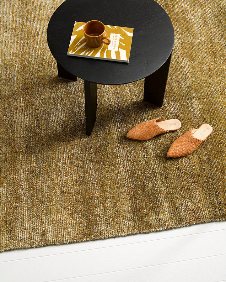 Anchorage Floor Rug Bring nature into your home with this handmade floor rug woven in natural fibres. A blend of bamboo silk and jute yarns gives the tufted surface subtle colour graduations, while the golden sand tone lays the foundation for a thoughtful