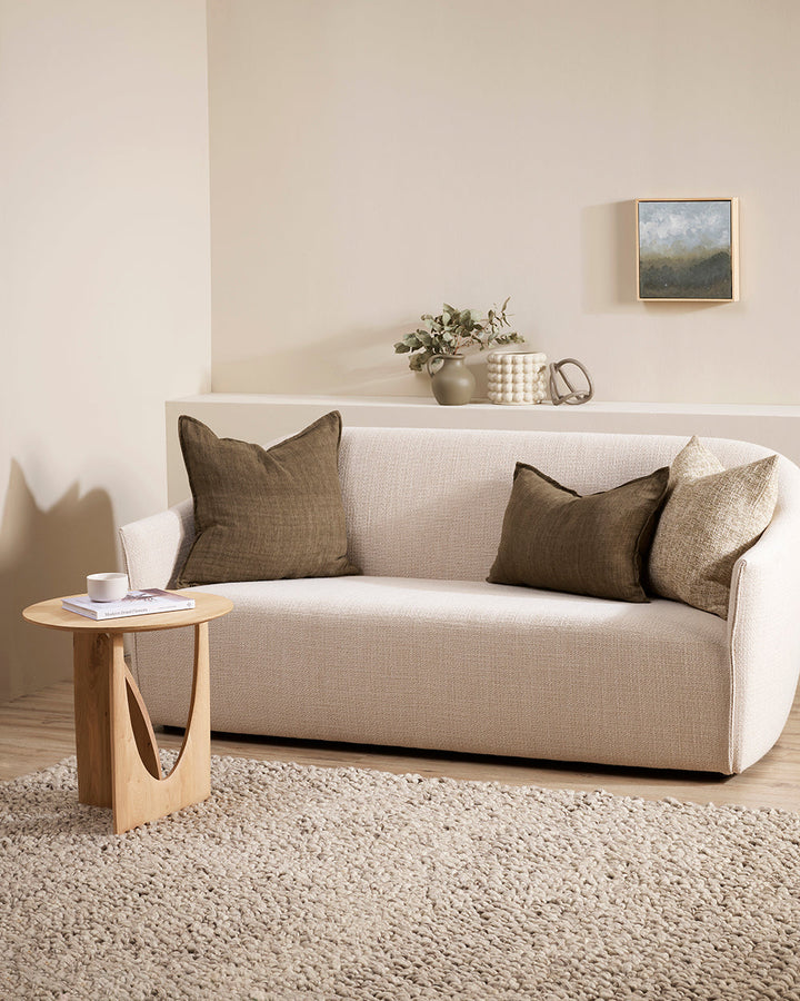 Arcadia Cushion Raw texture is celebrated in stunning natural tones. Handwoven in 100% linen, the Arcadia features a 1cm flange edge, enhancing strength and durability while creating an easy and contemporary aesthetic. The natural charcoal tone and lumbar