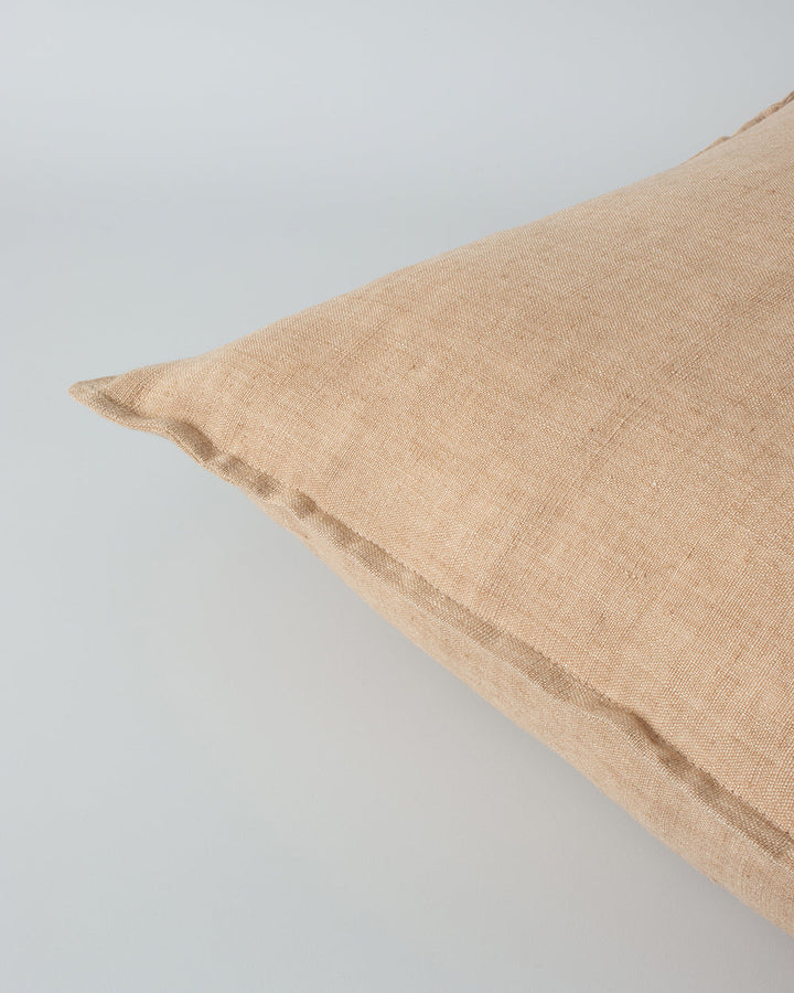 Arcadia Cushion Raw texture is celebrated in stunning natural tones. Handwoven in 100% linen, the Arcadia features a 1cm flange edge, enhancing strength and durability while creating an easy and contemporary aesthetic. The natural charcoal tone and lumbar