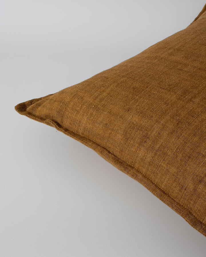 Arcadia Cushion Raw texture is celebrated in stunning natural tones. Handwoven in 100% linen, the Arcadia features a 1cm flange edge, enhancing strength and durability while creating an easy and contemporary aesthetic. The natural charcoal tone and lumbar