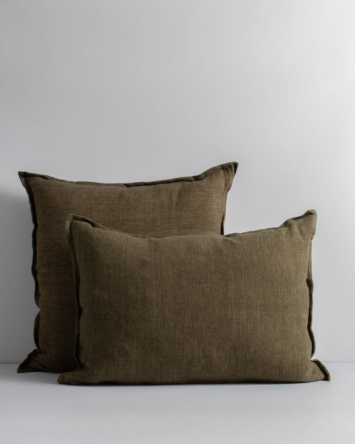 Arcadia Cushion Raw texture is celebrated in stunning natural tones. Handwoven in 100% linen, the Arcadia features a 1cm flange edge, enhancing strength and durability while creating an easy and contemporary aesthetic. The natural charcoal tone and lumbar