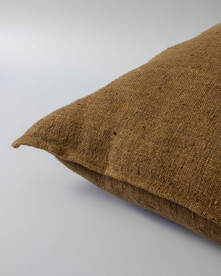 Flaxmill Cushion Enduringly beautiful, the heavy-weight weave of the Flaxmill celebrates the natural texture of raw linen fibres. Featuring a 1cm flange edge, the warm nude tone accentuates its textural qualities and brings an organic, contemporary feel t