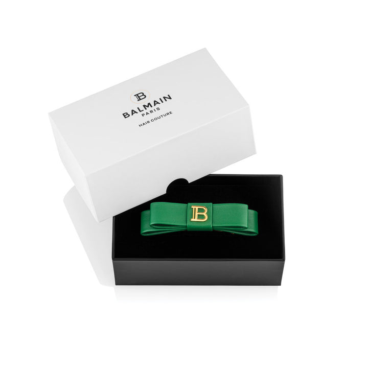 Balmain Limited Edition Green Barrette Bow Fw22 Limited edition emerald green hair accessory with genuine napa leather bow. Embellished with a signature 18K gold plated logo. The bow fastens with a hair barrette and perfectly spreads the hair for a full-b