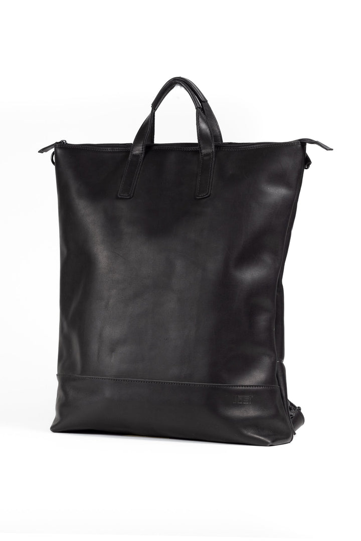 Buy online & save Futura X-Change Bag L | Black |Jost |BEON.COM.AU The Jost Futura X-Change Large is a leather bag made in Europe from premium European leathers and fabrics. 3 in 1 bag that can be worn as a backpack, shoulder bag and handbag Made in smooth cowhide with pull-up effect Laptop compartment fits up to 27cm x 20cm x 2cm Closes with zipper Padded lapto... Jost at BEON.COM.AU