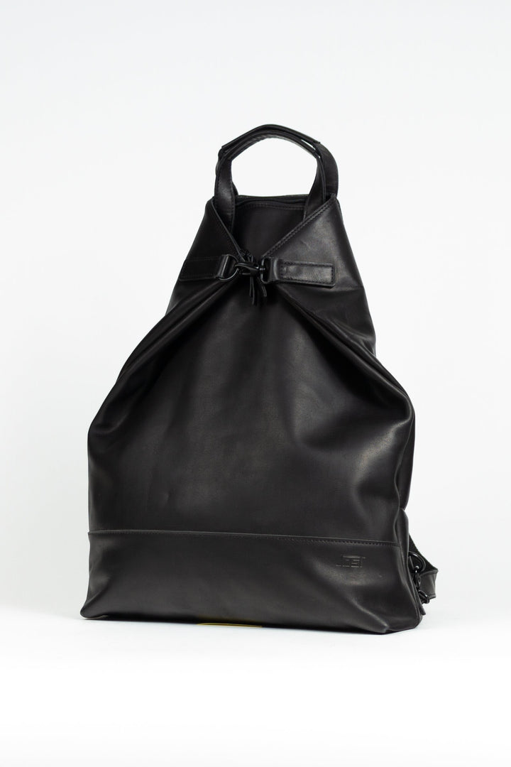 Buy online & save Futura X-Change Bag L | Black |Jost |BEON.COM.AU The Jost Futura X-Change Large is a leather bag made in Europe from premium European leathers and fabrics. 3 in 1 bag that can be worn as a backpack, shoulder bag and handbag Made in smooth cowhide with pull-up effect Laptop compartment fits up to 27cm x 20cm x 2cm Closes with zipper Padded lapto... Jost at BEON.COM.AU