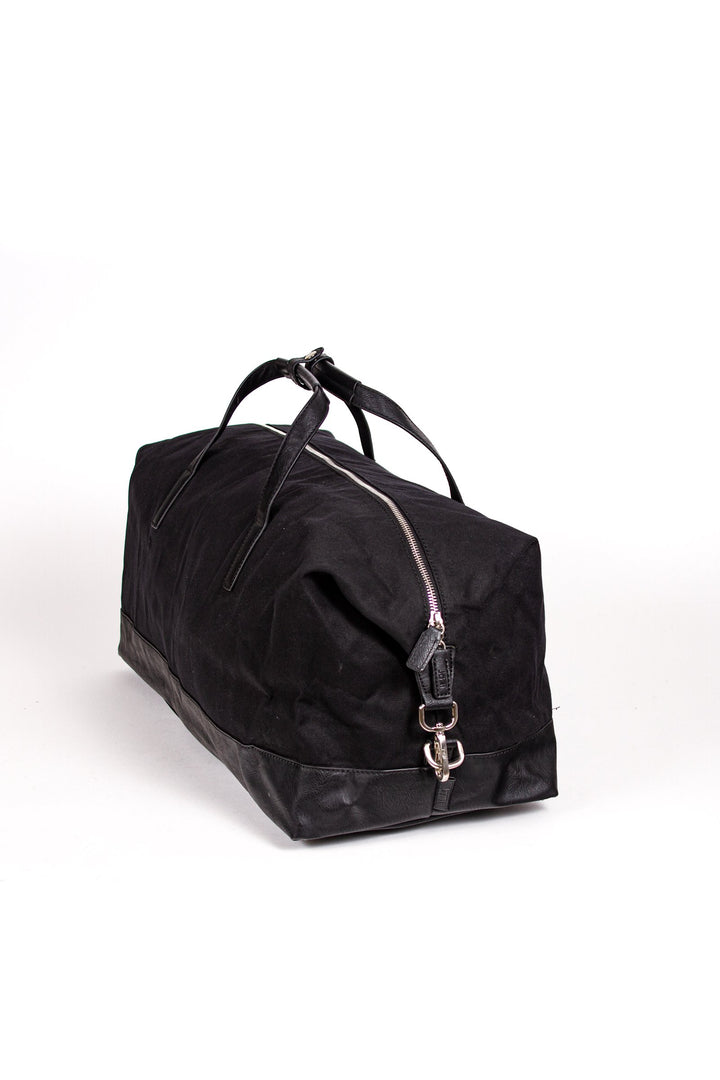 Buy online & save Goteborg Travel Bag | Black |Jost |BEON.COM.AU The Jost Goteborg Travel Bag is a vegan leather and canvas bag.  Made of premium cotton, linen and raffia Large spacious compartment with internal organisation Outer compartment with zipper Shoulder strap adjustable and removable 25cm x 52cm x 24cm 25L Volume  Bags Jost at BEON.COM.AU