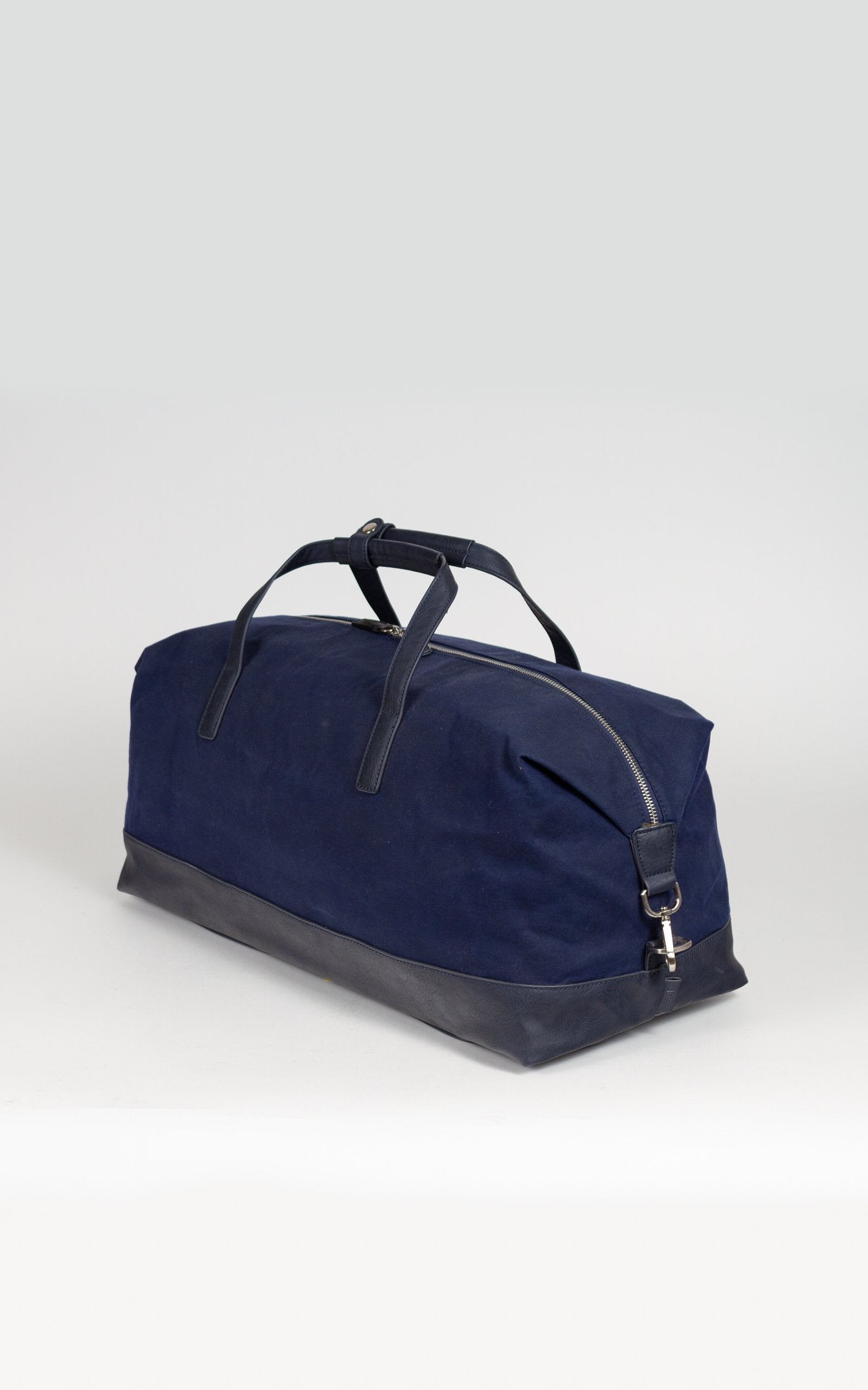 BEON.COM.AU The Jost Goteborg Travel Bag is a vegan leather and canvas bag.  Made of premium cotton, linen and raffia Large spacious compartment with internal organisation Outer compartment with zipper Shoulder strap adjustable and removable 25cm x 52cm x 24cm 25L Volume  Bags Jost at BEON.COM.AU