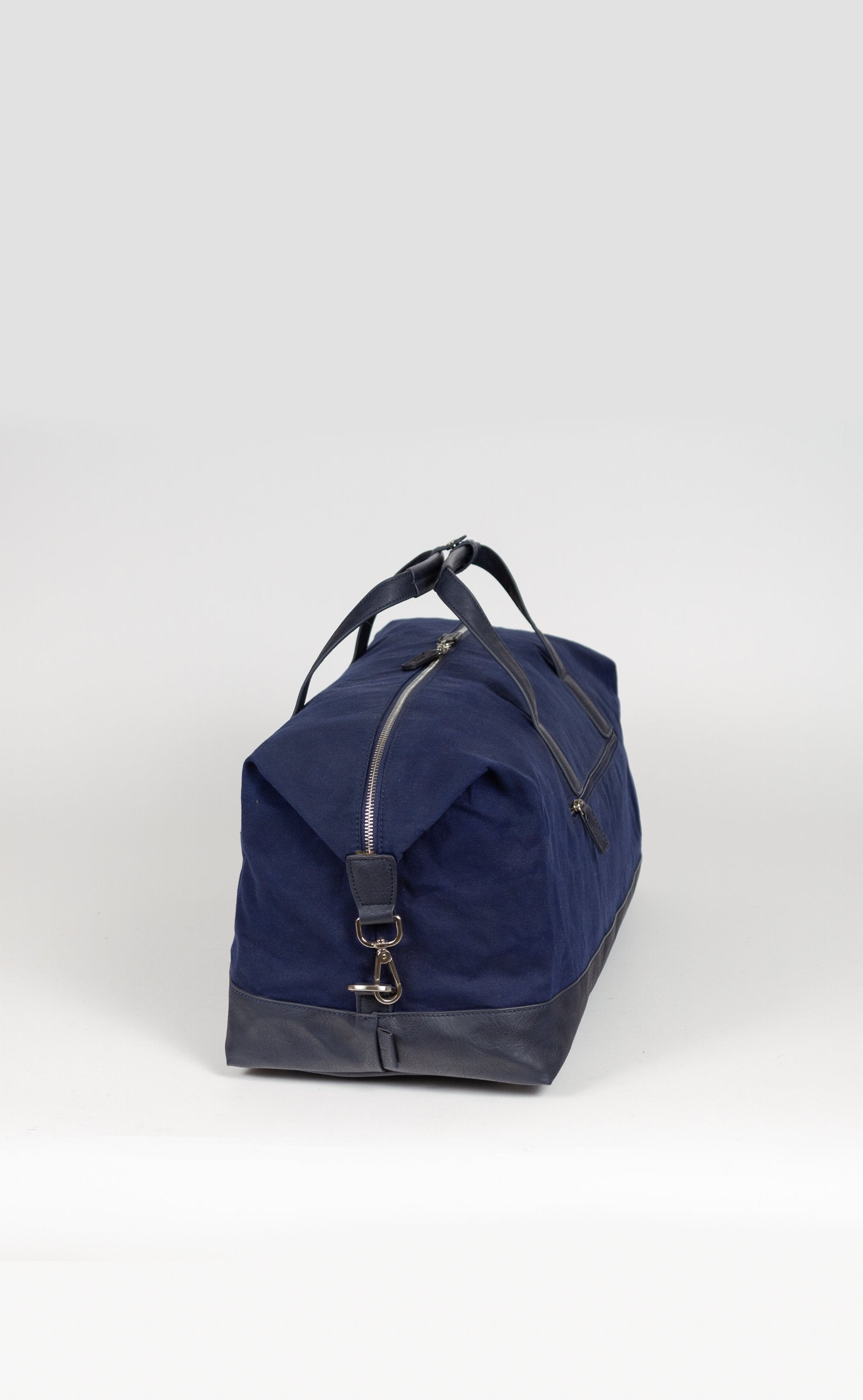 BEON.COM.AU The Jost Goteborg Travel Bag is a vegan leather and canvas bag.  Made of premium cotton, linen and raffia Large spacious compartment with internal organisation Outer compartment with zipper Shoulder strap adjustable and removable 25cm x 52cm x 24cm 25L Volume  Bags Jost at BEON.COM.AU