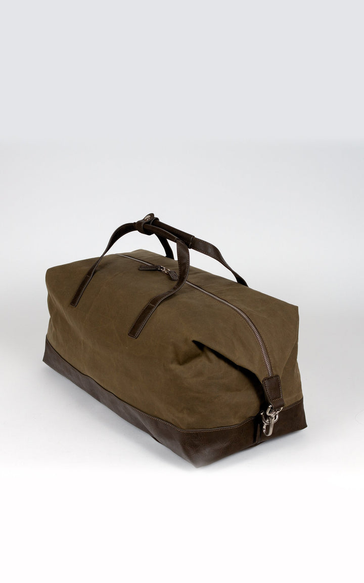 Buy online & save Goteborg Travel Bag | Olive |Jost |BEON.COM.AU The Jost Goteborg Travel Bag is a vegan leather and canvas bag.  Made of premium cotton, linen and raffia Large spacious compartment with internal organisation Outer compartment with zipper Shoulder strap adjustable and removable 25cm x 52cm x 24cm 25L Volume  Bags Jost at BEON.COM.AU