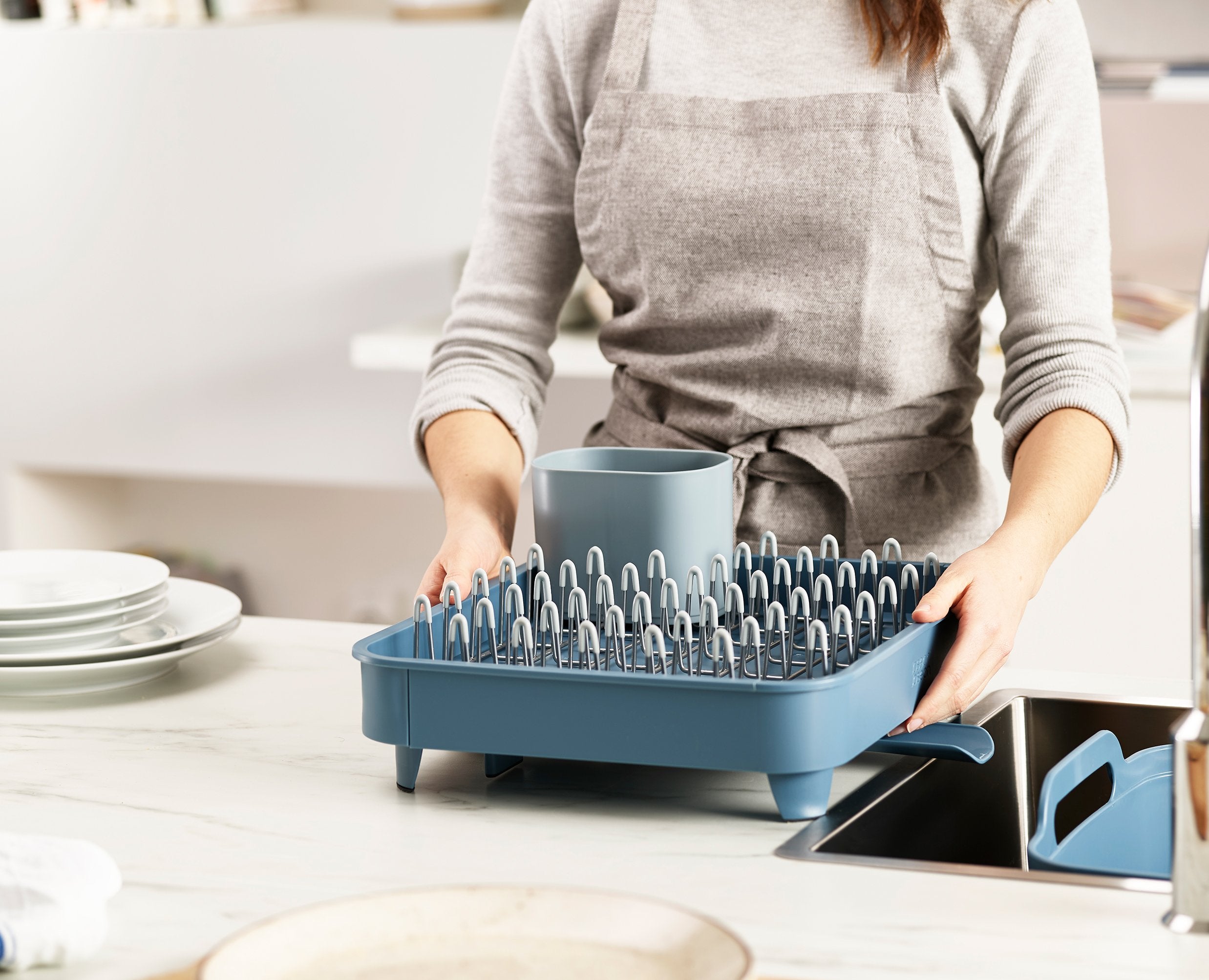 BEON.COM.AU  Our iconic Extend™ Dish Drainer now comes in our best selling Editions colours to match perfectly in your kitchen scheme.  Extends to almost twice its size to hold more items when needed Integrated plug can be set to trap water for draining later Raised ribs prevent water being trapped under gla... Joseph Joseph at BEON.COM.AU