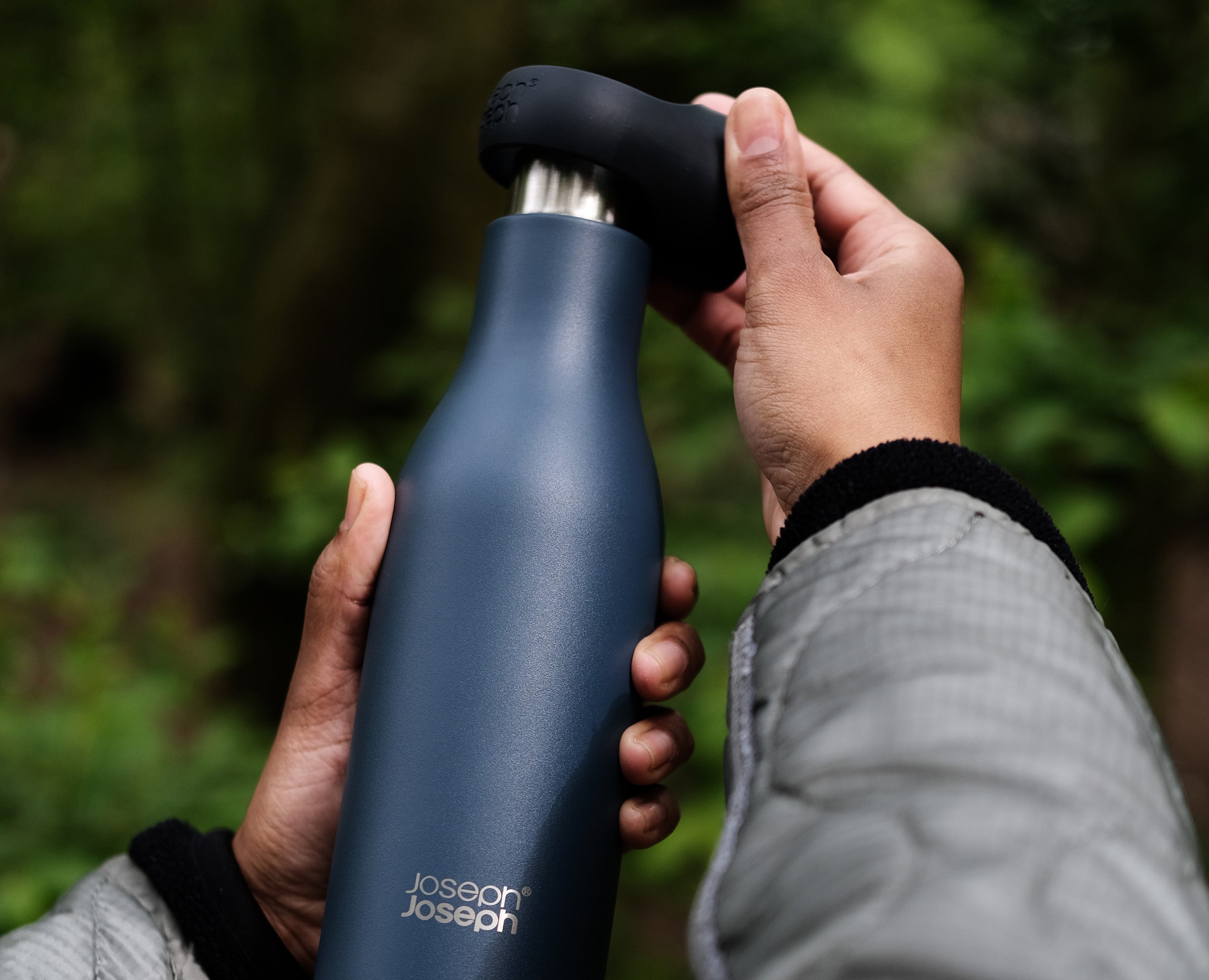 BEON.COM.AU Product Details The clever design of this water bottle keeps drinks hot for up to 12 hours, cold for up to 24 hours and remains condensation-free in your bag thanks to the double-walled, vacuum-insulated 18/8 stainless steel with a heat-reflecting copper layer.  Lid stores neatly on neck of bottl... Joseph Joseph at BEON.COM.AU