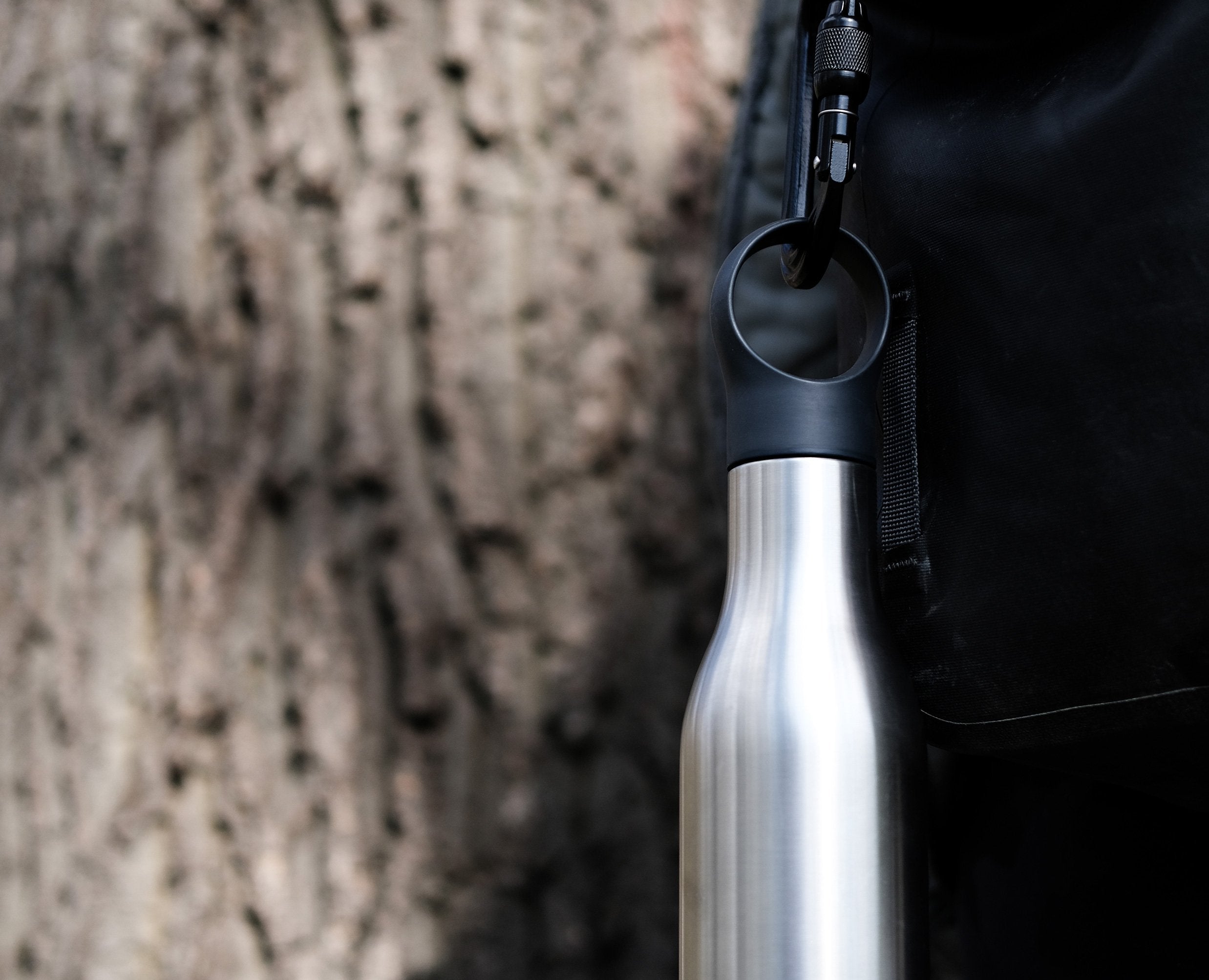 BEON.COM.AU Product Details The clever design of this water bottle keeps drinks hot for up to 12 hours, cold for up to 24 hours and remains condensation-free in your bag thanks to the double-walled, vacuum-insulated 18/8 stainless steel with a heat-reflecting copper layer.  Lid stores neatly on neck of bottl... Joseph Joseph at BEON.COM.AU
