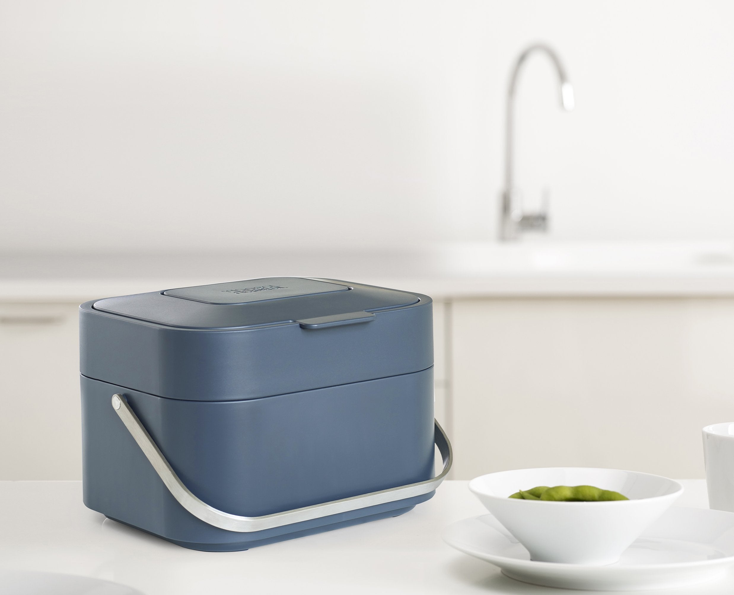 BEON.COM.AU  Our on-trend Editions colour way is now available in our Stack Food Waste Caddy. The unique ventilated design of this food waste caddy helps to reduce unpleasant odours from decomposing food.  Ventilated design reduces moisture and odours Replaceable odour filter in lid Easy-access flip-top lid ... Joseph Joseph at BEON.COM.AU