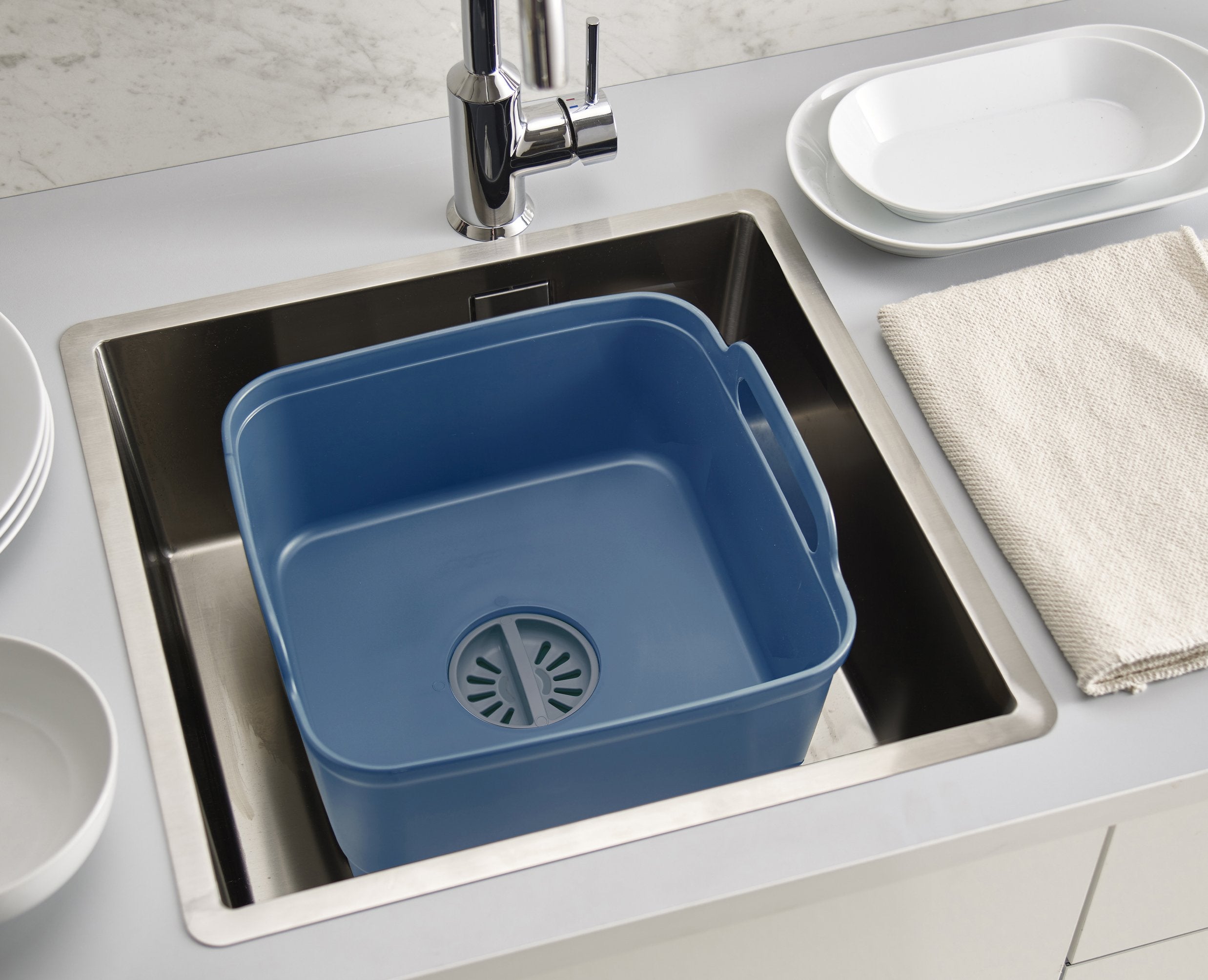 BEON.COM.AU  A stylish addition to any sink, this beautiful colourway of our bestselling washing-up bowl has a plug in the base to make emptying easy.   Removable plug feature allows you to drain or strain water, eliminating the need to lift or empty a heavy bowl Straining plug catches large food particles, ... Joseph Joseph at BEON.COM.AU