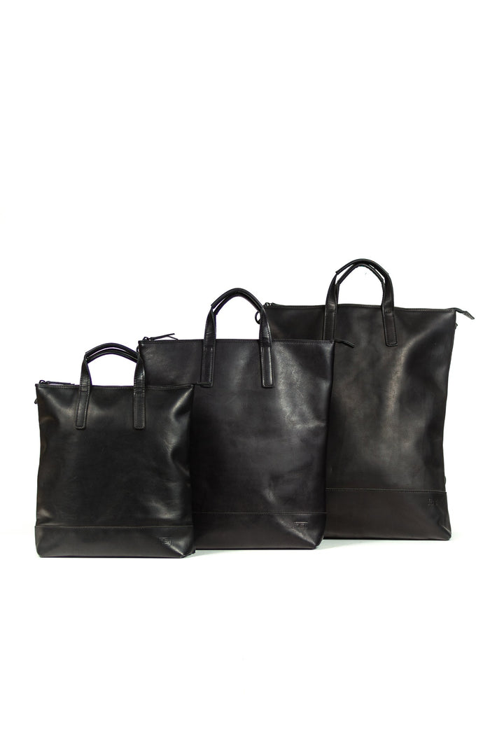 Buy online & save Futura X-Change Bag L | Black |Jost |BEON.COM.AU The Jost Futura X-Change Large is a leather bag made in Europe from premium European leathers and fabrics. 3 in 1 bag that can be worn as a backpack, shoulder bag and handbag Made in smooth cowhide with pull-up effect Laptop compartment fits up to 27cm x 20cm x 2cm Closes with zipper Padded lapto... Jost at BEON.COM.AU