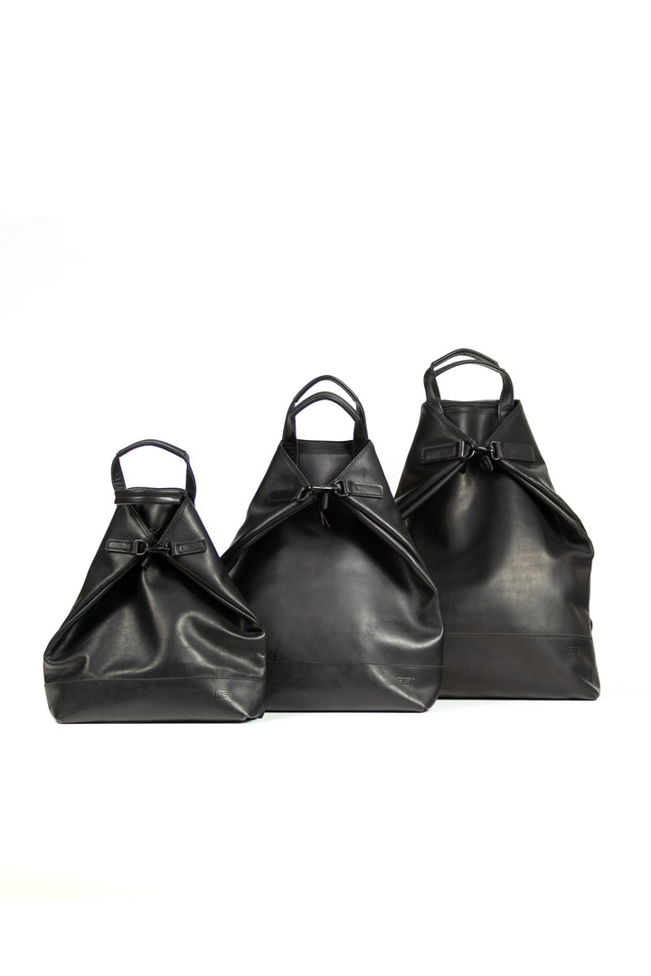 Buy online & save Futura X-Change Bag L | Black |Jost |BEON.COM.AU The Jost Futura X-Change Large is a leather bag made in Europe from premium European leathers and fabrics. 3 in 1 bag that can be worn as a backpack, shoulder bag and handbag Made in smooth cowhide with pull-up effect Laptop compartment fits up to 27cm x 20cm x 2cm Closes with zipper Padded lapto... Jost at BEON.COM.AU