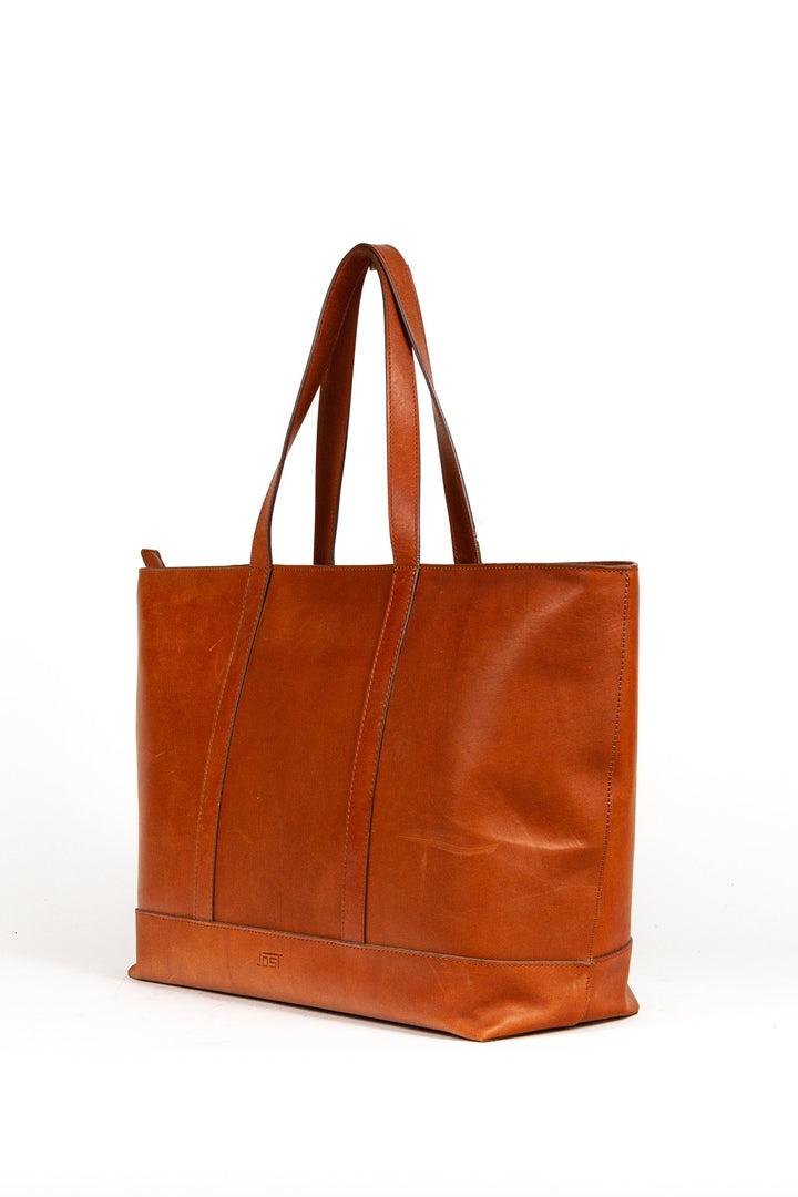 Buy online & save Futura Carryall | Cognac |Jost |BEON.COM.AU The Jost Futura Carryall is a leather bag made in Europe from premium European leathers and fabrics. 1 main compartment Inner compartments / organiser, inner compartment with zipper, fits A4 landscape Shoulder strap adjust-and removable 35cm x 55cm x 17cm 14L volume Bags Jost at BEON.COM.AU