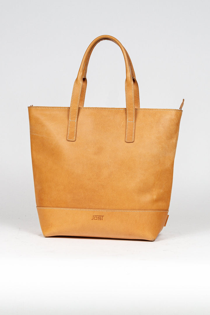 Buy online & save Vantaa Shopper | Vegetable Tan |Jost |BEON.COM.AU The Jost Vantaa Shopper is a leather bag made in Europe from premium European leathers and fabrics. Vegetable tanned leather (so will age and patina naturally!) Bags Jost at BEON.COM.AU