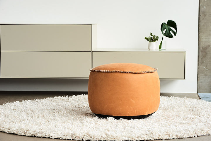 Buy online & save Retro it Dunes Drum |Sackit Australia |BEON.COM.AU Exclusive drum in Dunes leather with handmade details The cognac-colored leather of the RETROit Dunes Drum adds warmth and edgy details to your home. The drum is made from the finest materials and is designed with a stylish Nordic look. Use the ottoman alone as an extra seat or combine it with th... Sackit Australia at BEON.COM.AU